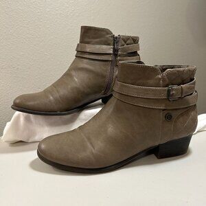 Women's Liz Claiborne Zip Up Quilted Back Buckle Ankle Boot, Bootie Size: 11M